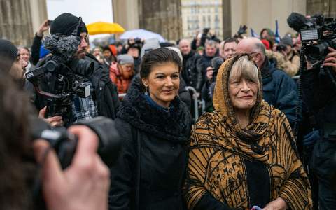 Schon im Februar 2023 meldeten sich Sahra Wagenknecht und Alice Schwarzer gemeinsam mit einem «Manifest für Frieden», jetzt unterstützen sie einen neuen Vorstoß für einen Waffenstillstand in der Ukraine. (Archivbild) - Foto: Christophe Gateau/dpa