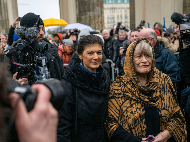 Schon im Februar 2023 meldeten sich Sahra Wagenknecht und Alice Schwarzer gemeinsam mit einem «Manifest für Frieden», jetzt unterstützen sie einen neuen Vorstoß für einen Waffenstillstand in der Ukraine. (Archivbild) - Foto: Christophe Gateau/dpa