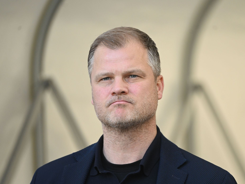 Sieht die Mannschaft für den Hexenkessel in Belgrad gut gerüstet: VfB-Sportvorstand Fabian Wohlgemuth. - Foto: Marijan Murat/dpa