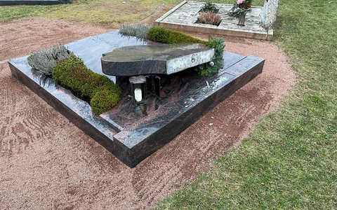 POL-MA: Weinheim/Rhein-Neckar-Kreis: Fehlender Grabstein - Wer kann Hinweise geben? - Foto: presseportal.de POL-MA: Weinheim/Rhein-Neckar-Kreis: Fehlender Grabstein - Wer kann Hinweise geben? - Foto: presseportal.de