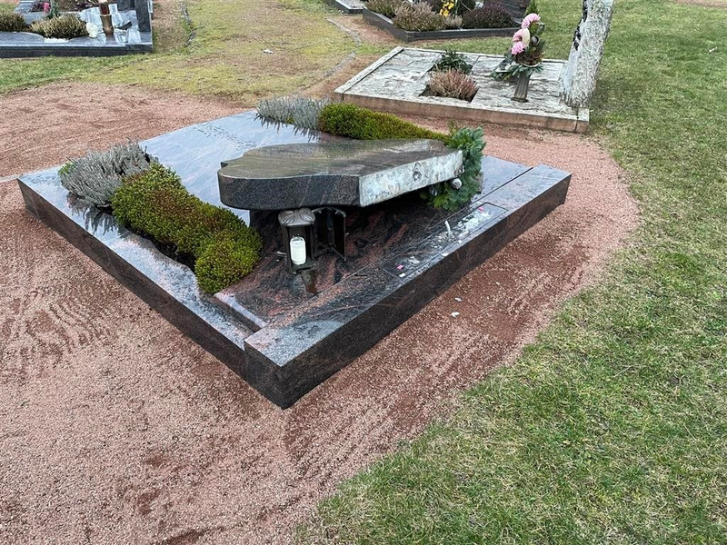 POL-MA: Weinheim/Rhein-Neckar-Kreis: Fehlender Grabstein - Wer kann Hinweise geben? - Foto: presseportal.de