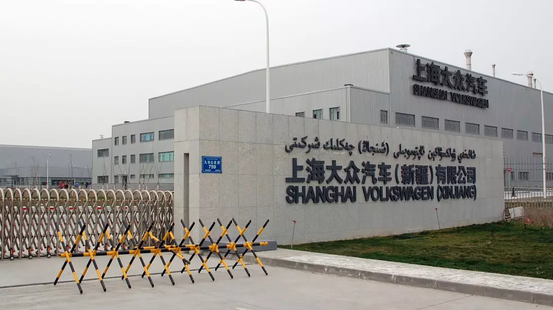 VW betreibt ein Werk in Xinjiang. - Bild: Stephan Scheuer/dpa