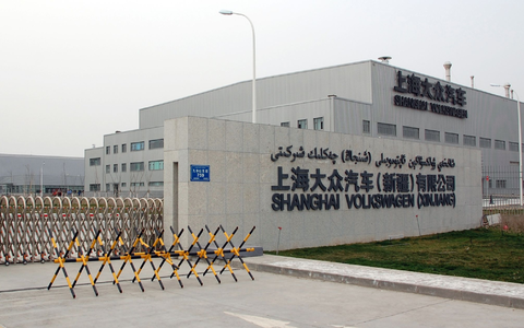 VWs Werk in Xinjiang war wegen Zwangsarbeitsvorwürfen umstritten. (Archivbild) - Foto: Stephan Scheuer/dpa VWs Werk in Xinjiang war wegen Zwangsarbeitsvorwürfen umstritten. (Archivbild) - Foto: Stephan Scheuer/dpa