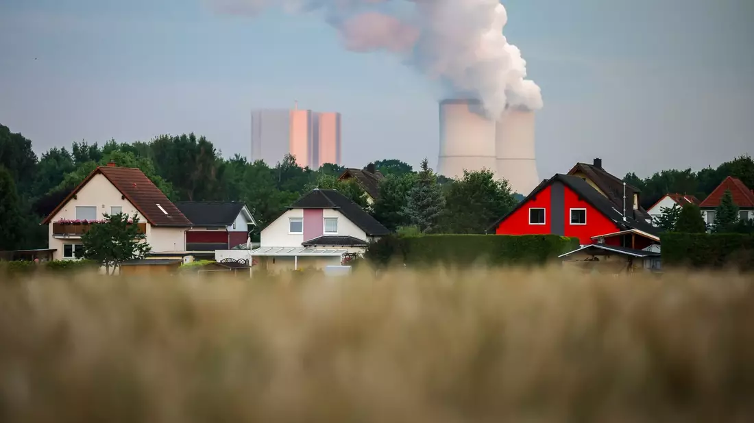 Qualmender Industrieschlot. Die Grünen wollen weiter möglichst schnell raus aus fossilen Energieträgern. In einigen wenigen Bereichen werde es aber auch in Zukunft Emissionen geben, die schwer oder unter Umständen gar nicht zu vermeiden seien, heißt es im Entwurf des Wahlprogramms. - Bild: Jan Woitas/dpa
