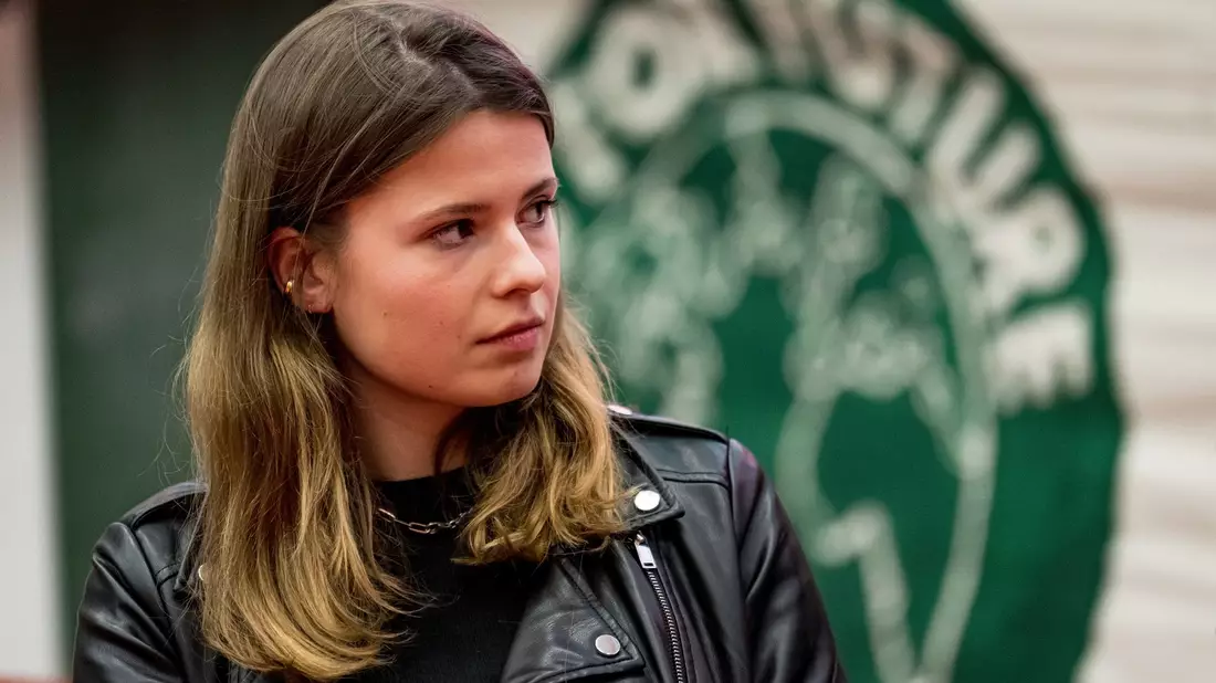 «Das Zeitalter von Kohle, Öl und Gas ist vorbei», sagt Luisa Neubauer vor der Protestbewegung Fridays for Future bei den UN-Klimaverhandlungen in Bonn. - Bild: Fabian Sommer/dpa