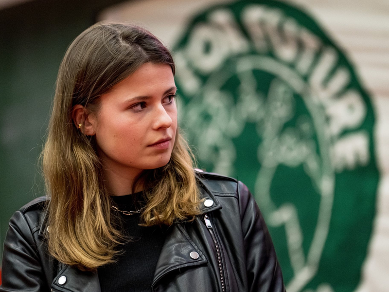«Das Zeitalter von Kohle, Öl und Gas ist vorbei», sagt Luisa Neubauer vor der Protestbewegung Fridays for Future bei den UN-Klimaverhandlungen in Bonn. - Foto: Fabian Sommer/dpa