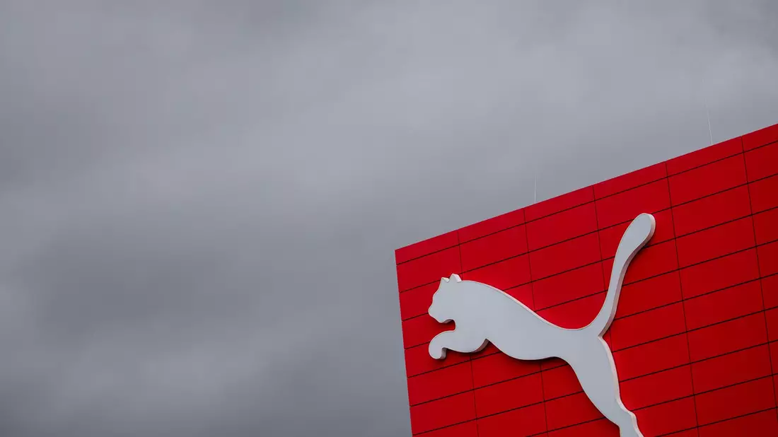 Der Sportartikelkonzern Puma hat im vergangenen Jahr gesunkene Gewinne verbucht. (Archivbild) - Bild: Daniel Karmann/dpa