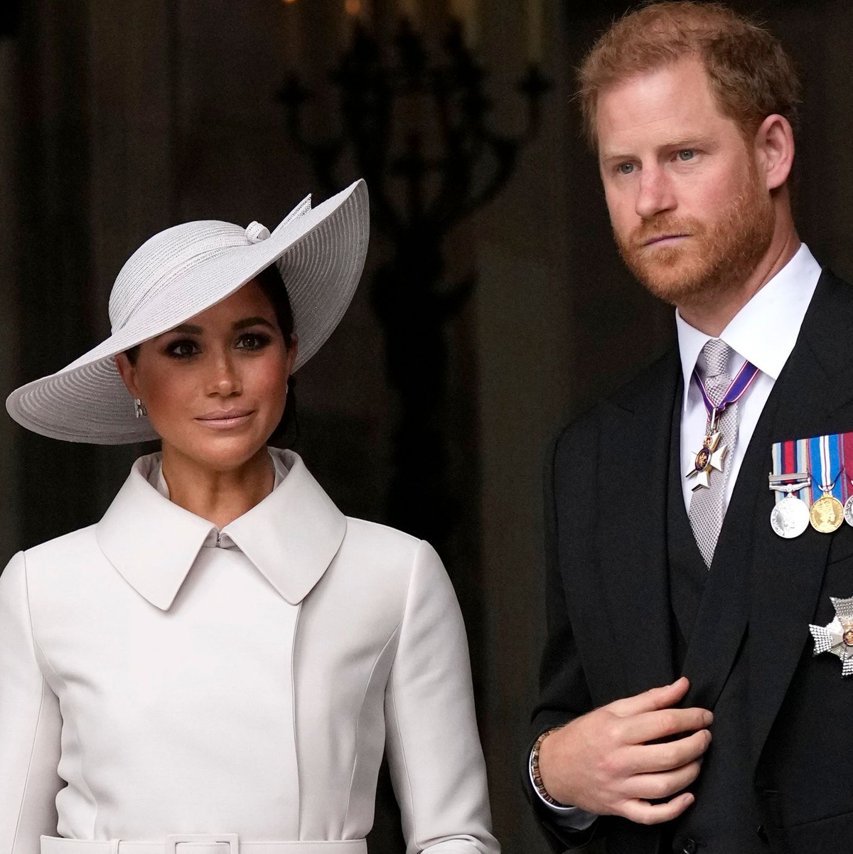 Viel zu lachen haben Harry und Meghan beim Blick in die Schlagzeilen in England nicht. (Archivbild)  - Foto: Matt Dunham/AP/dpa
