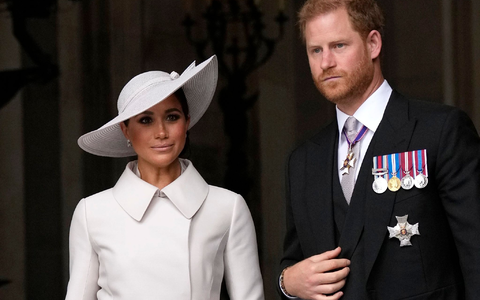 Viel zu lachen haben Harry und Meghan beim Blick in die Schlagzeilen in England nicht. (Archivbild) - Foto: Matt Dunham/AP/dpa Viel zu lachen haben Harry und Meghan beim Blick in die Schlagzeilen in England nicht. (Archivbild) - Foto: Matt Dunham/AP/dpa