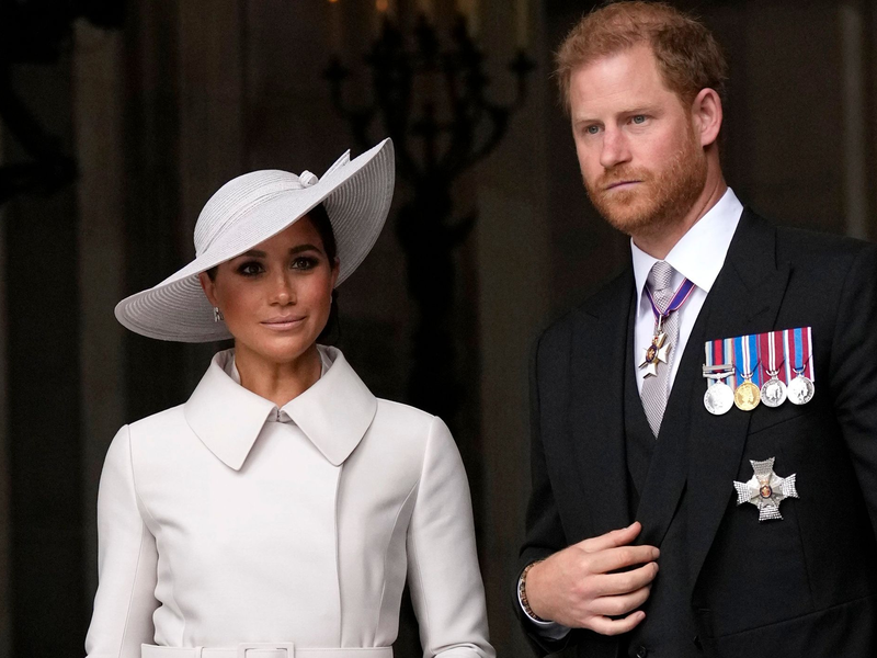 Viel zu lachen haben Harry und Meghan beim Blick in die Schlagzeilen in England nicht. (Archivbild)  - Foto: Matt Dunham/AP/dpa