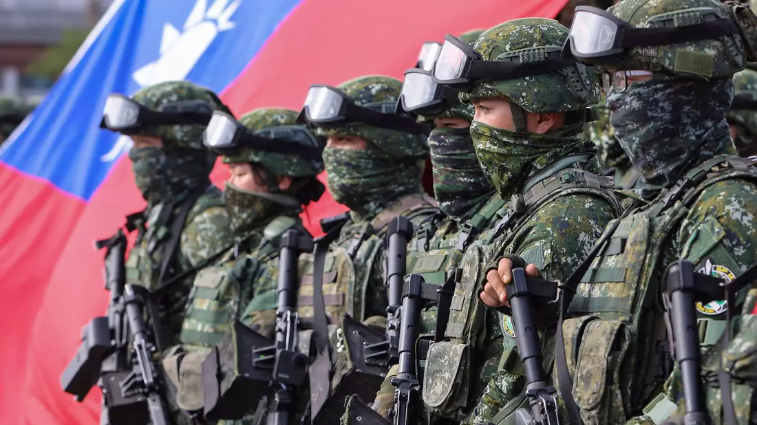 Soldaten aus Taiwan stehen im Januar 2023 Wache nach einer Bereitschaftsübung, bei der die Verteidigung gegen Pekings militärische Angriffe simuliert wurde. - Bild: Daniel Ceng/AP/dpa