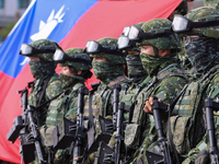 Soldaten aus Taiwan stehen im Januar 2023 Wache nach einer Bereitschaftsübung, bei der die Verteidigung gegen Pekings militärische Angriffe simuliert wurde. - Foto: Daniel Ceng/AP/dpa