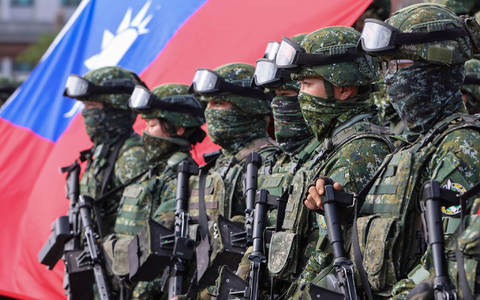 Soldaten aus Taiwan stehen im Januar 2023 Wache nach einer Bereitschaftsübung, bei der die Verteidigung gegen Pekings militärische Angriffe simuliert wurde. - Foto: Daniel Ceng/AP/dpa