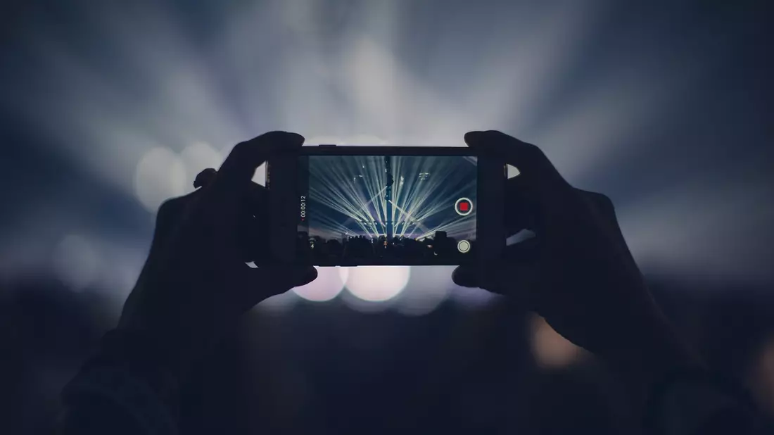 Konzertmitschnitte lassen sich durch ein Videobearbeitungsprogramm optimieren.  - Bild: Pixabay © Pexels CCO Public Domain 