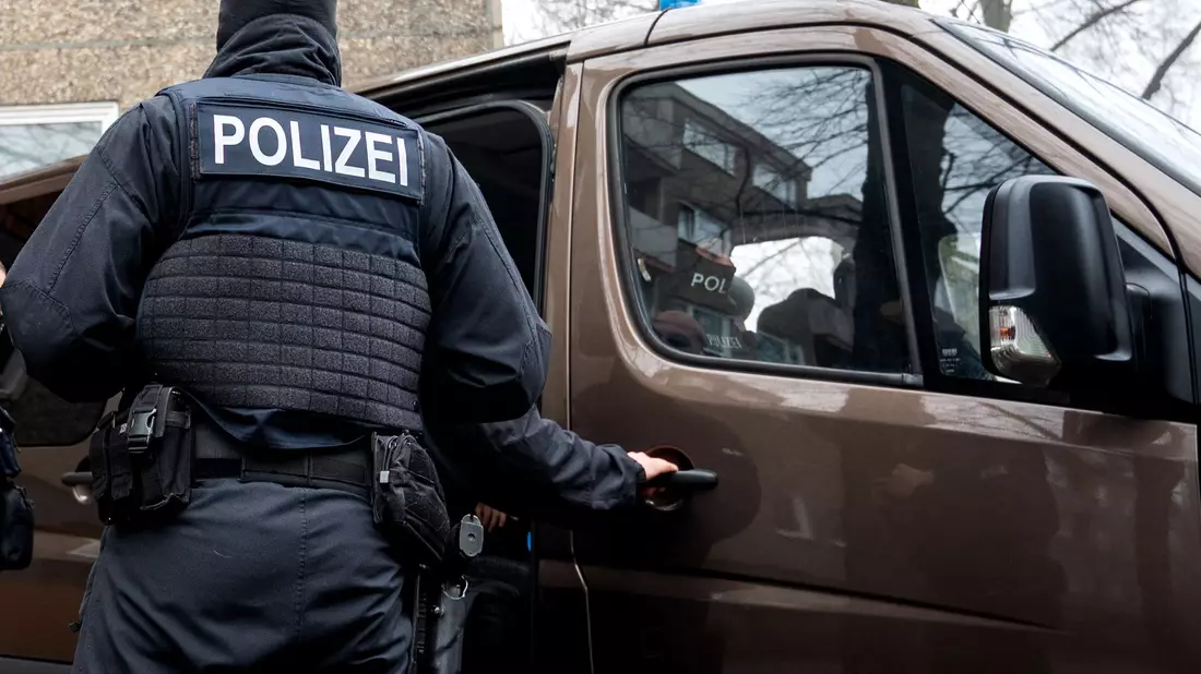Ermittler der Polizei vor dem Wohnhaus der Unternehmerin Christina Block. - Bild: Daniel Bockwoldt/dpa