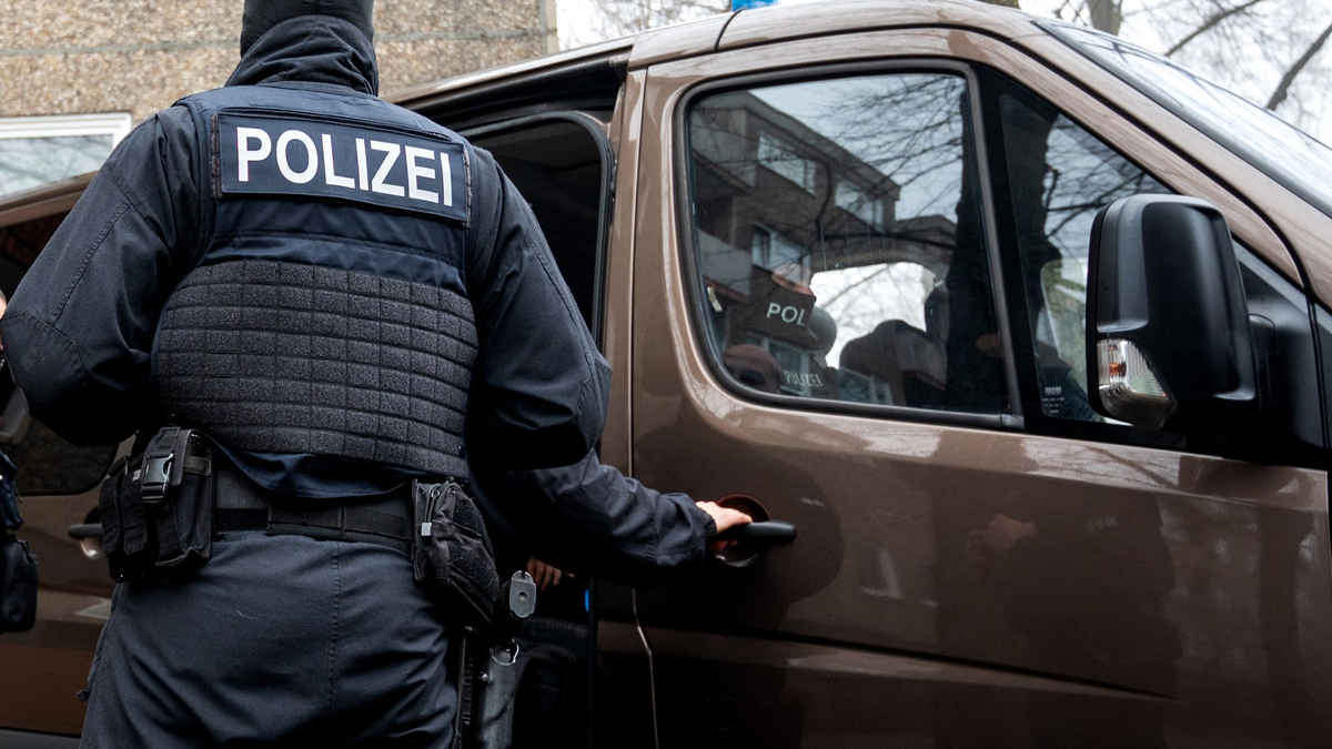 Ermittler der Polizei vor dem Wohnhaus der Unternehmerin Christina Block. - Foto: Daniel Bockwoldt/dpa