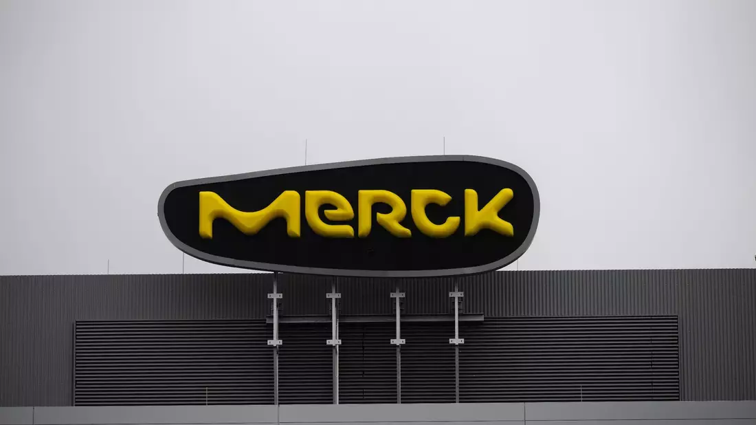Das Logo des Pharma- und Chemiekonzerns Merck steht auf einem Gebäude an dessen Sitz in Darmstadt. - Bild: Sebastian Gollnow/dpa