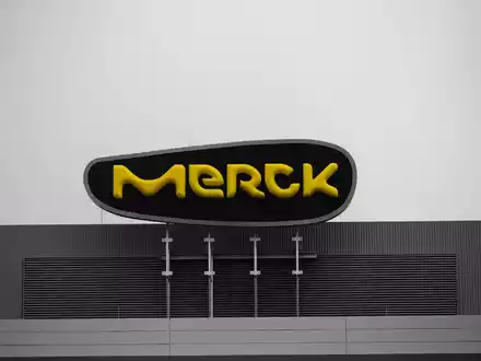 Das Logo des Pharma- und Chemiekonzerns Merck steht auf einem Gebäude an dessen Sitz in Darmstadt. - Foto: Sebastian Gollnow/dpa