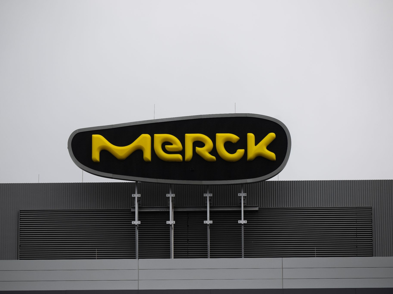 Das Logo des Pharma- und Chemiekonzerns Merck steht auf einem Gebäude an dessen Sitz in Darmstadt. - Foto: Sebastian Gollnow/dpa