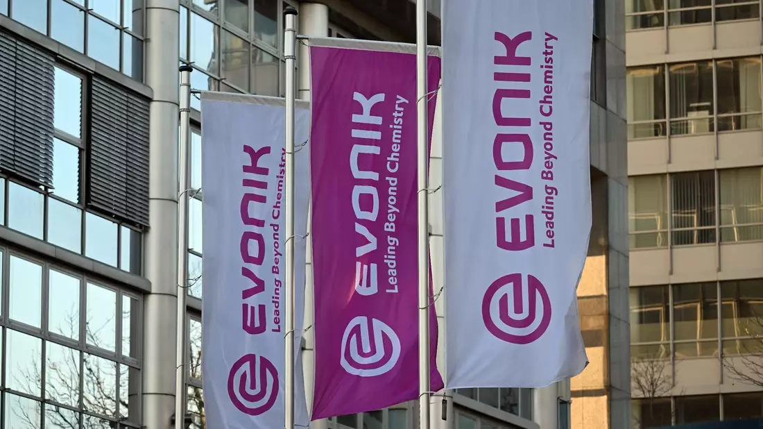 Der Chemiekonzern Evonik will Kosten senken. - Bild: Federico Gambarini/dpa