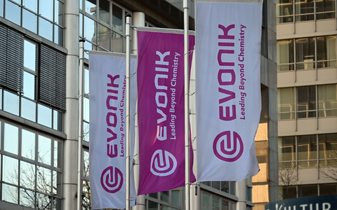 Der Chemiekonzern Evonik will Kosten senken. - Foto: Federico Gambarini/dpa