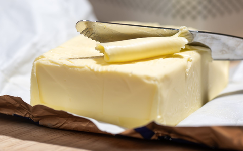 Für Butter müssen Verbraucher nun weniger bezahlen. (Symbolbild) - Foto: Hendrik Schmidt/dpa