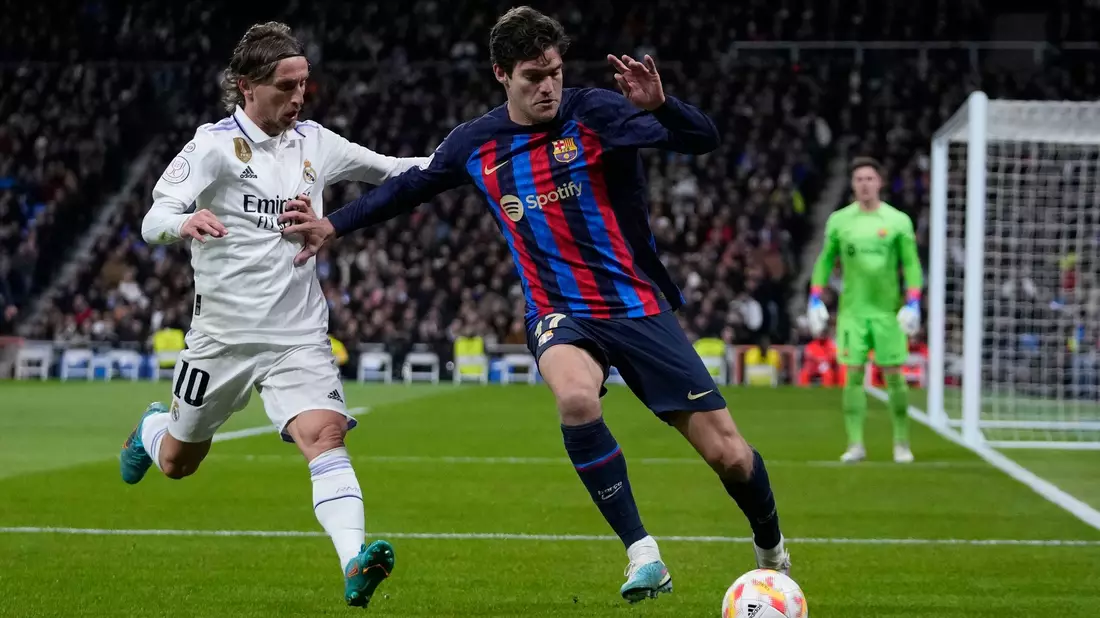 Barcelonas Robert Lewandowski leitet das Debakel für Real Madrid ein. Antonio Rüdiger (M) erlebt einen bitteren Abend. - Bild: Bernat Armangue/AP
