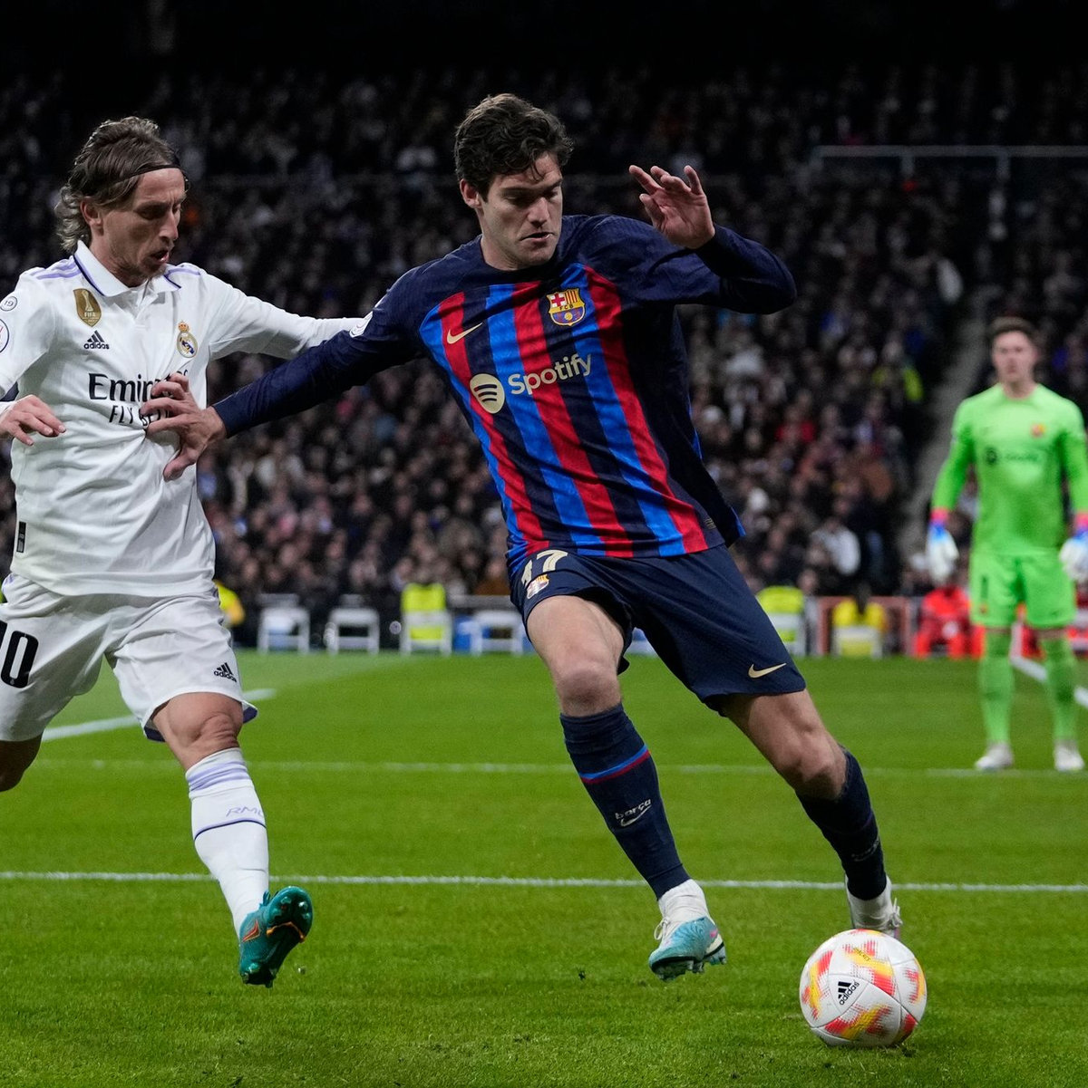 Barcelonas Robert Lewandowski leitet das Debakel für Real Madrid ein. Antonio Rüdiger (M) erlebt einen bitteren Abend. - Foto: Bernat Armangue/AP