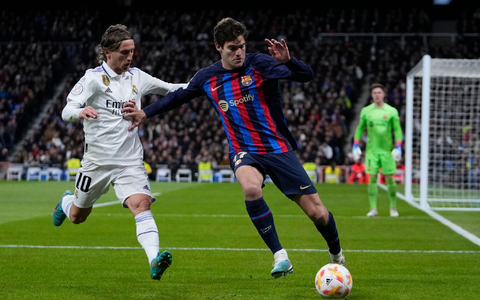 Barcelonas Robert Lewandowski leitet das Debakel für Real Madrid ein. Antonio Rüdiger (M) erlebt einen bitteren Abend. - Foto: Bernat Armangue/AP