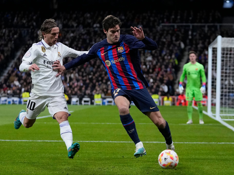 Barcelonas Robert Lewandowski leitet das Debakel für Real Madrid ein. Antonio Rüdiger (M) erlebt einen bitteren Abend. - Foto: Bernat Armangue/AP