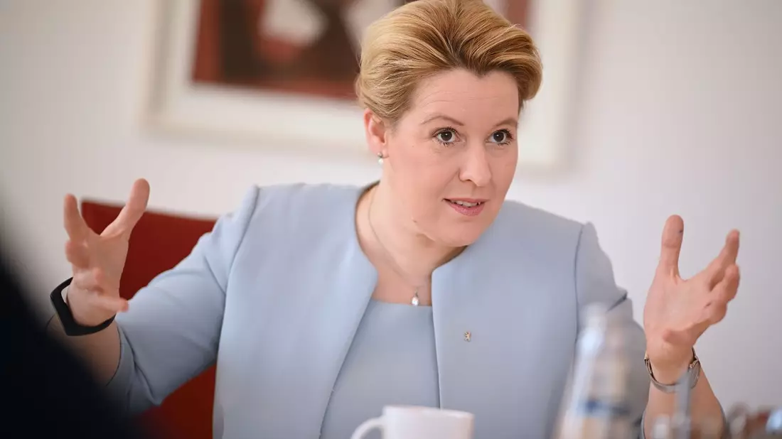 Die Berliner Senatorin für Wirtschaft, Energie und Betriebe, Franziska Giffey (SPD), ist bei einem tätlichen Angriff im Stadtteil Rudow leicht verletzt und danach im Krankenhaus behandelt worden. - Bild: Britta Pedersen/dpa