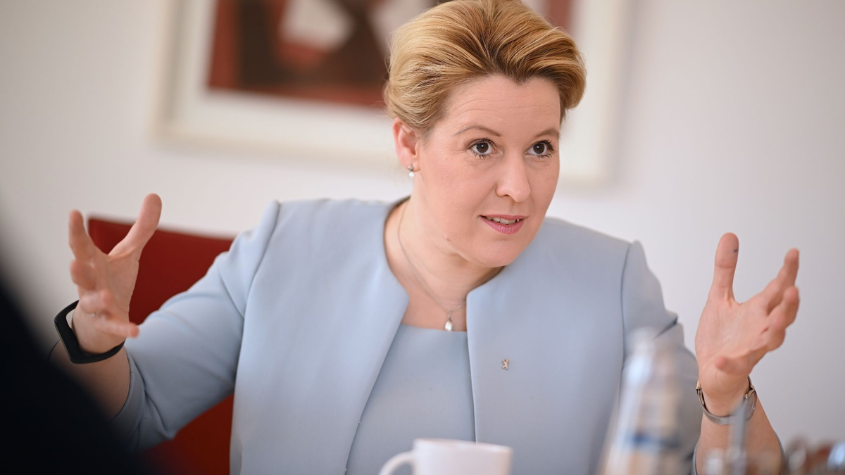 Die Berliner Senatorin für Wirtschaft, Energie und Betriebe, Franziska Giffey (SPD), ist bei einem tätlichen Angriff im Stadtteil Rudow leicht verletzt und danach im Krankenhaus behandelt worden. - Foto: Britta Pedersen/dpa