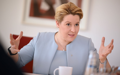 Die Berliner Senatorin für Wirtschaft, Energie und Betriebe, Franziska Giffey (SPD), ist bei einem tätlichen Angriff im Stadtteil Rudow leicht verletzt und danach im Krankenhaus behandelt worden. - Foto: Britta Pedersen/dpa