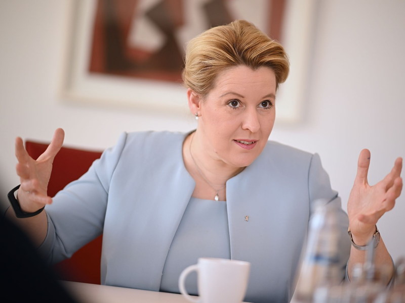 Die Berliner Senatorin für Wirtschaft, Energie und Betriebe, Franziska Giffey (SPD), ist bei einem tätlichen Angriff im Stadtteil Rudow leicht verletzt und danach im Krankenhaus behandelt worden. - Foto: Britta Pedersen/dpa