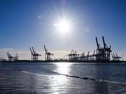 Zölle und Handelskriege könnten die deutschen Industrieexporte ausbremsen. (Archivbild) - Foto: Christian Charisius/dpa