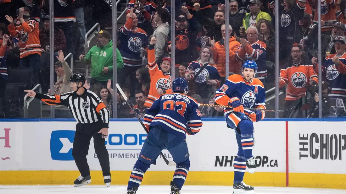 Leon Draisaitl (l) von den Edmonton Oilers musste mit seinem Team einen Niederlage gegen Tampa Bay Lightning hinnehmen. - Bild: Jason Franson/The Canadian Press via AP/dpa