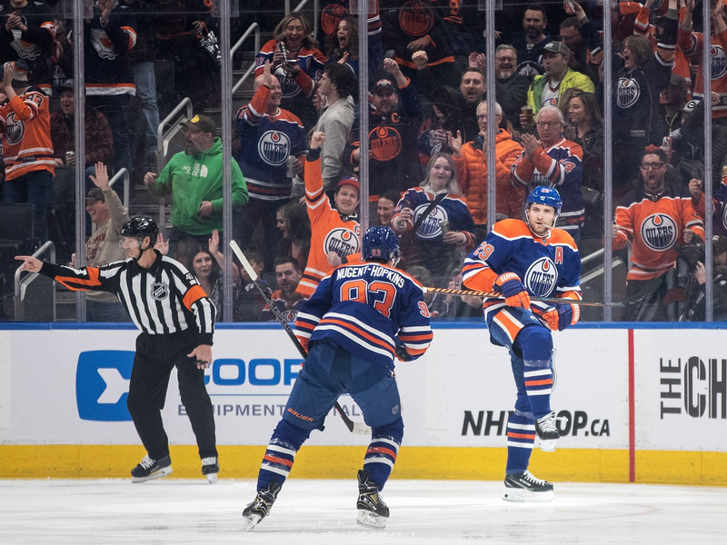 Leon Draisaitl (l) erzielte zwei Treffer für die Edmonton Oilers. - Foto: Jason Franson/The Canadian Press via AP/dpa