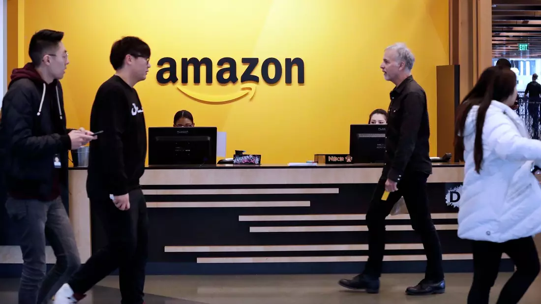 Bisher konnte man bei Amazon an zwei Tagen pro Woche im Homeoffice bleiben. (Archivbild) - Bild: Elaine Thompson/AP/dpa