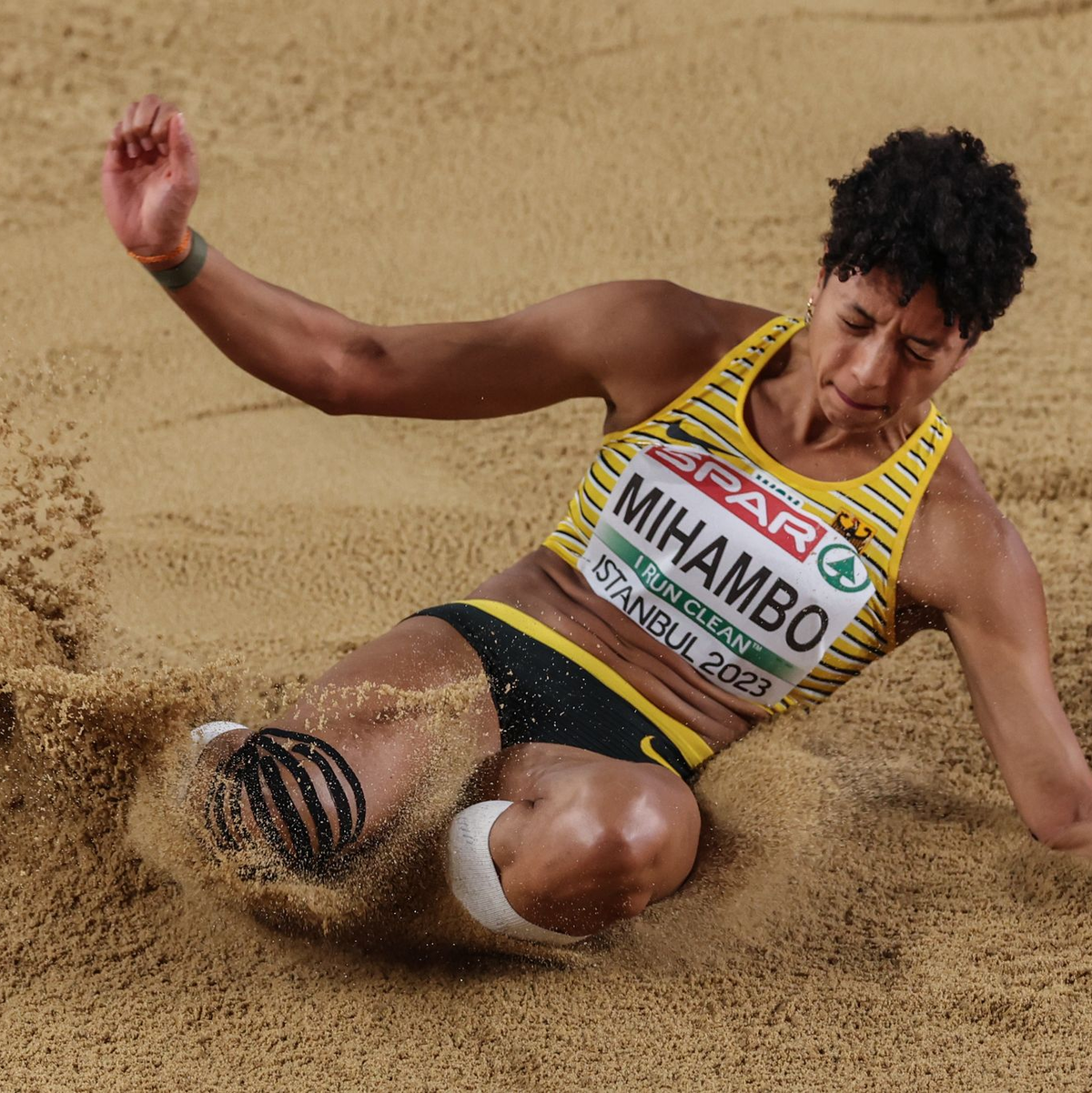 Malaika Mihambo jubelt nach ihrem EM-Sieg im Weitsprung. - Foto: Oliver Weiken/dpa