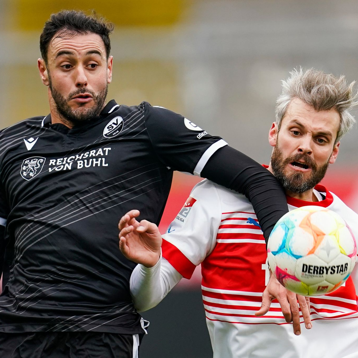 Dänemarks Morten Hjulmand (r) erzielt den Treffer zum 1:1. - Foto: Uwe Anspach/dpa