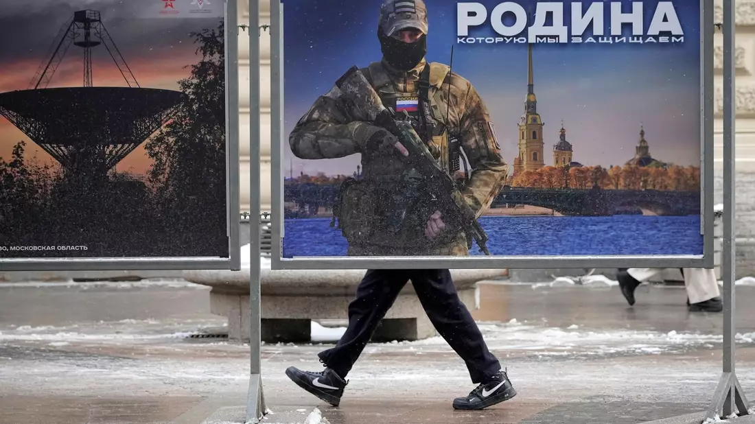 Ein Wahllokal in St. Petersburg. Zur Wahl aufgerufen Aufgerufen sind insgesamt 114 Millionen Wahlberechtigte. - Bild: Dmitri Lovetsky/AP/dpa