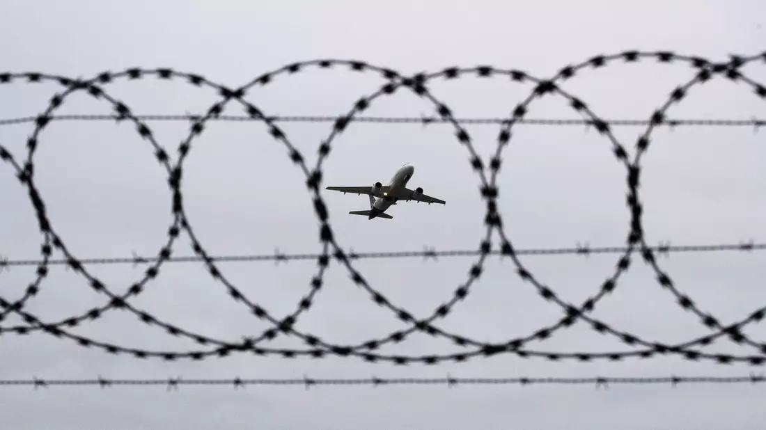 Die Ampel will mit Verfahrensvereinfachungen dafür sorgen, dass Abschiebungen nicht mehr so oft im letzten Moment scheitern, etwa weil die Betroffenen nicht auffindbar sind. (Symbolbild) - Bild: Julian Stratenschulte/dpa