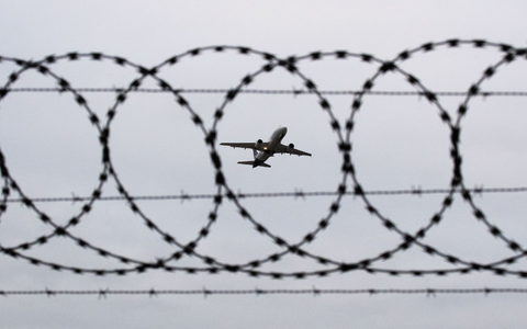 Sachsens Ministerpräsident Michael Kretschmer fordert Abschiebungen mehrfach straffälliger Migranten mit Vollendung des 18. Lebensjahres auch ohne neuerliche Straftat. - Foto: Julian Stratenschulte/dpa