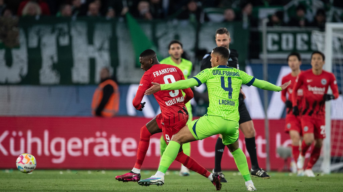 Wolfsburgs Jonas Wind (r) ließ Eintracht-Keeper Kevin Trapp beim 1:0 keine Chance. - Foto: Swen Pförtner/dpa