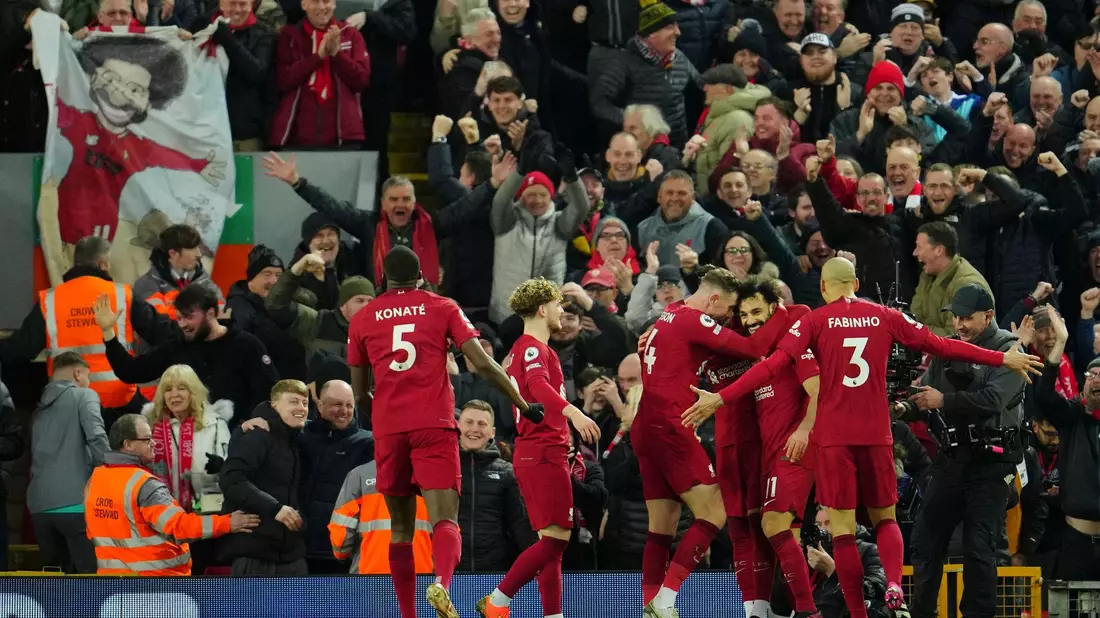 Der FC Liverpool mit Kapitän Virgil van Dijk (r) tat sich gegen Manchester United schwer. - Bild: Jon Super/AP/dpa