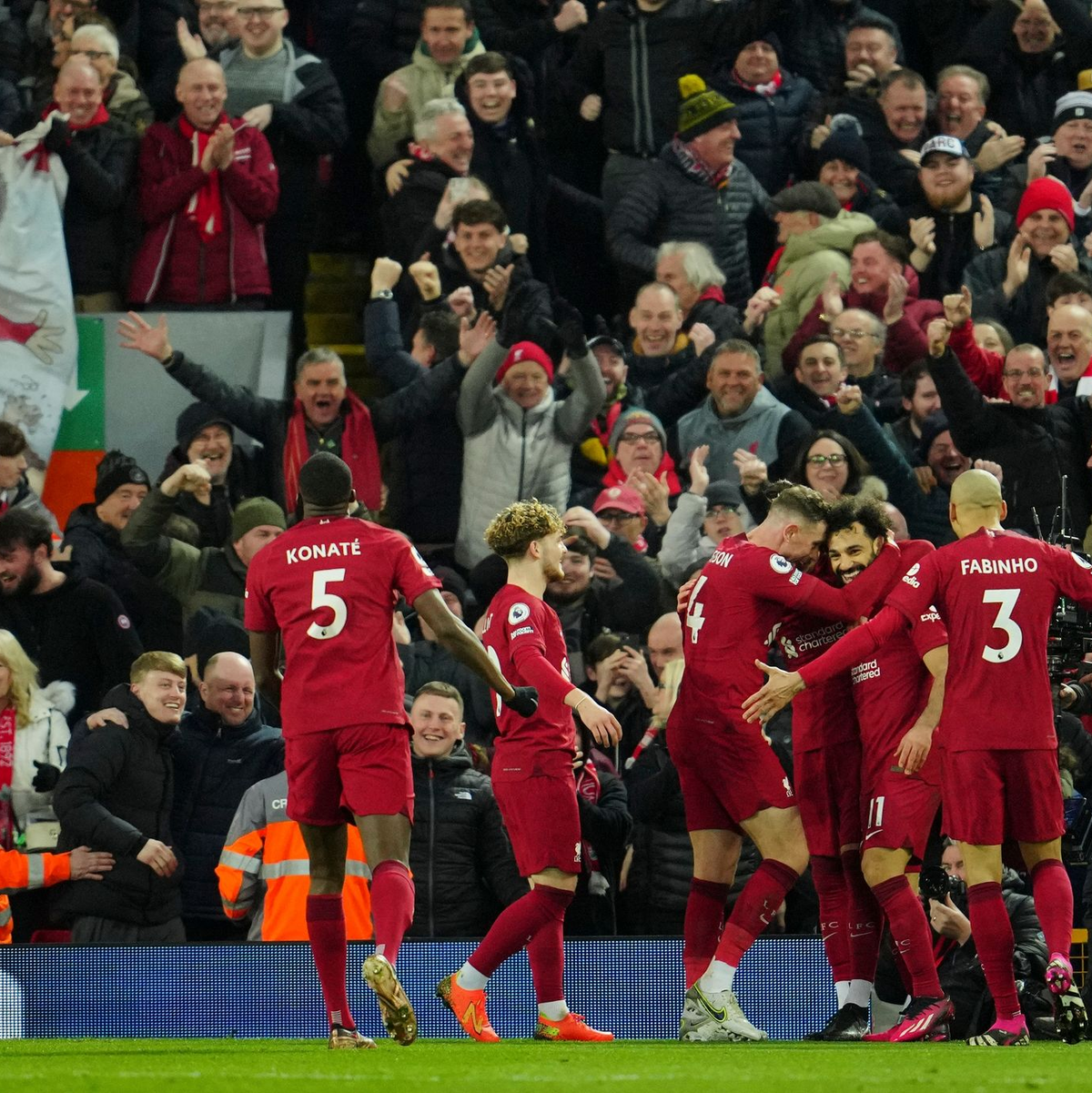 Der FC Liverpool mit Kapitän Virgil van Dijk (r) tat sich gegen Manchester United schwer. - Foto: Jon Super/AP/dpa