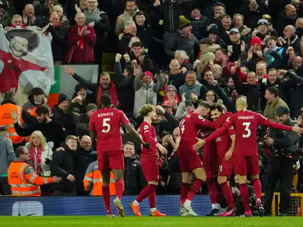 Der FC Liverpool mit Kapitän Virgil van Dijk (r) tat sich gegen Manchester United schwer. - Foto: Jon Super/AP/dpa