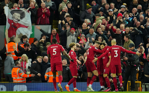 Der FC Liverpool mit Kapitän Virgil van Dijk (r) tat sich gegen Manchester United schwer. - Foto: Jon Super/AP/dpa