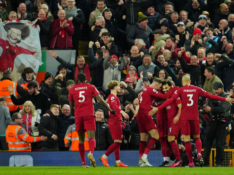 Der FC Liverpool mit Kapitän Virgil van Dijk (r) tat sich gegen Manchester United schwer. - Foto: Jon Super/AP/dpa