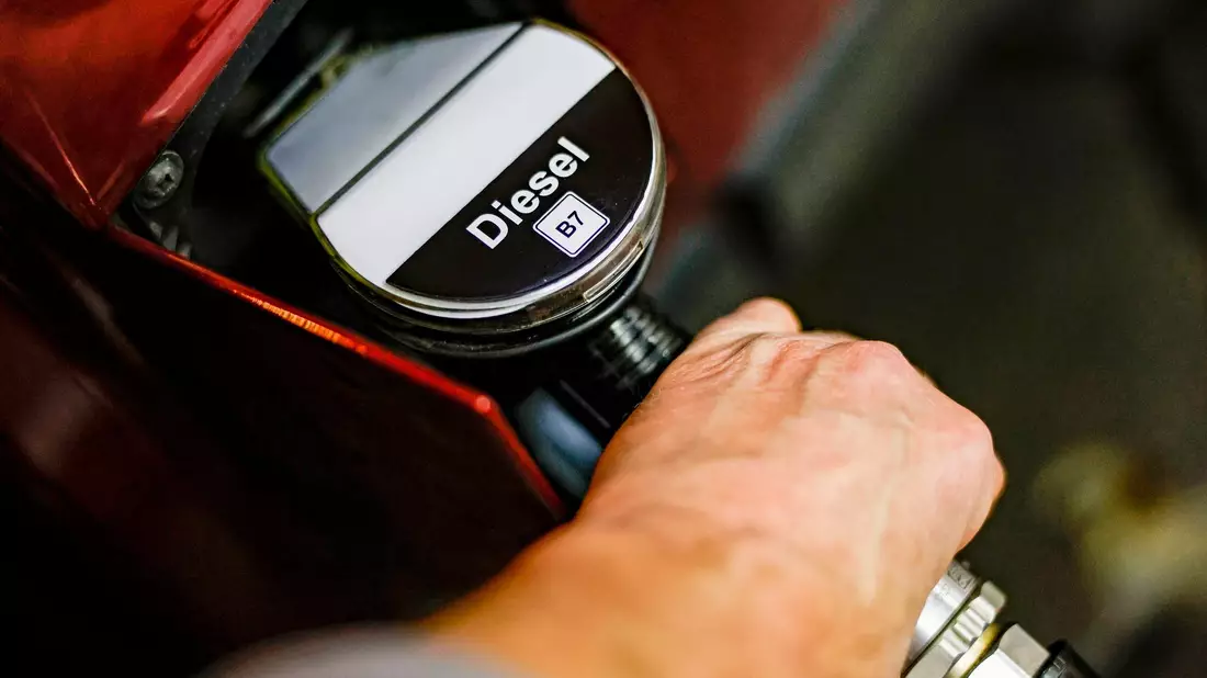 Teure Angelegenheit: Diesel kostet pro Liter im bundesweiten Durchschnitt des Dienstags 1,838 Euro. - Bild: Axel Heimken/dpa